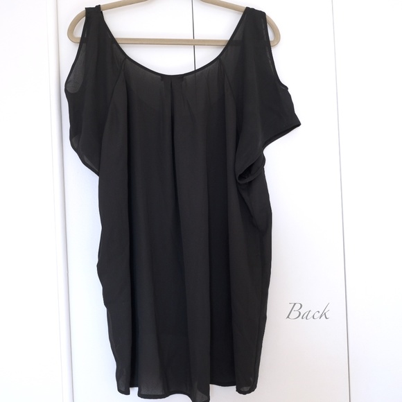 Black Top / Short Sleeves / Cut-Out Shoulders - Picture 4 of 6